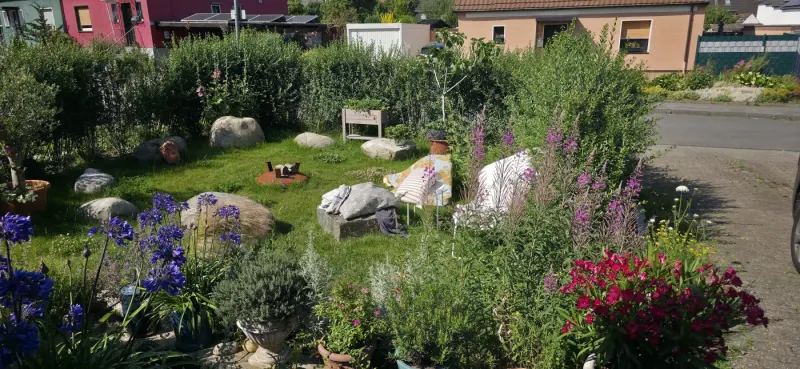 Gepflegter Garten mit Staudenbeet und Natursteinen