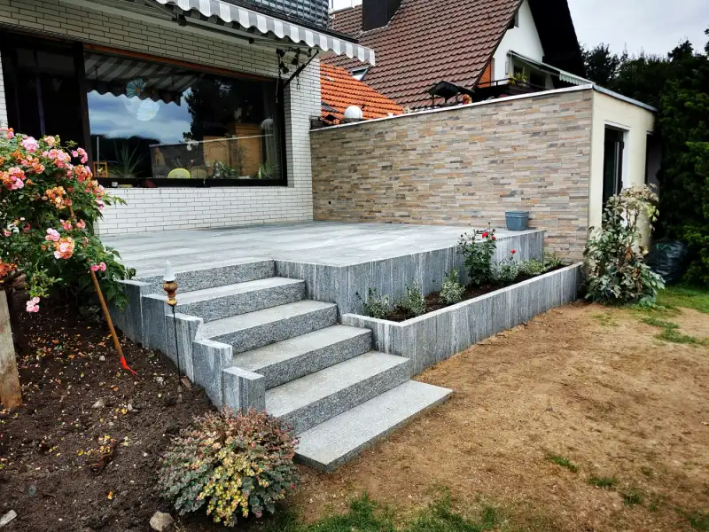 Erhöhte Terrasse mit Natursteintreppe in Witten