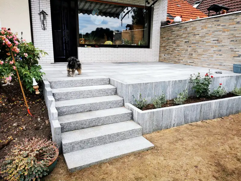 Treppe aus Blockstufen zur Terrasse