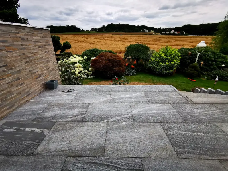 Terrasse aus großformatigen Natursteinplatten
