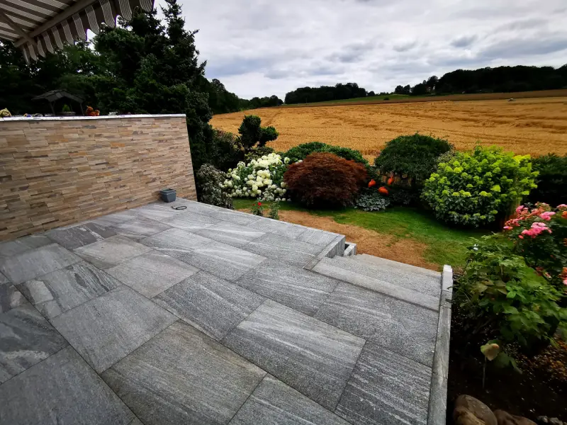 Blick von der Terrasse über den Garten