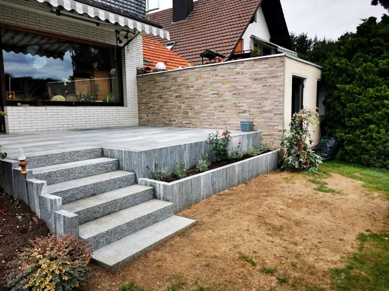 Terrasse und Treppe, seitliche Ansicht
