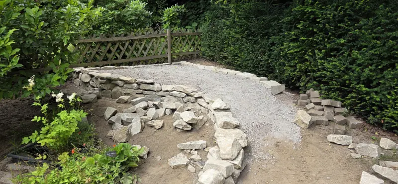 Trockenmauer aus Naturstein im Bau