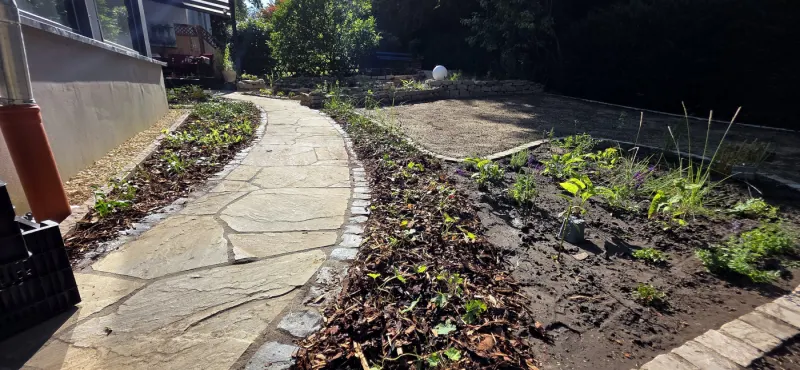 Geschwungener Polygonalweg nach dem Verlegen