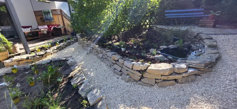 Teichbeet mit Trockenmauer