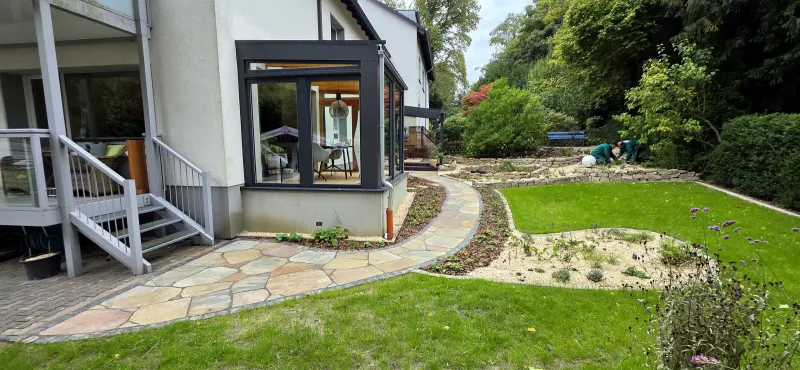 Garten in Bochum mit Polygonalweg, Trockenmauern und Teich