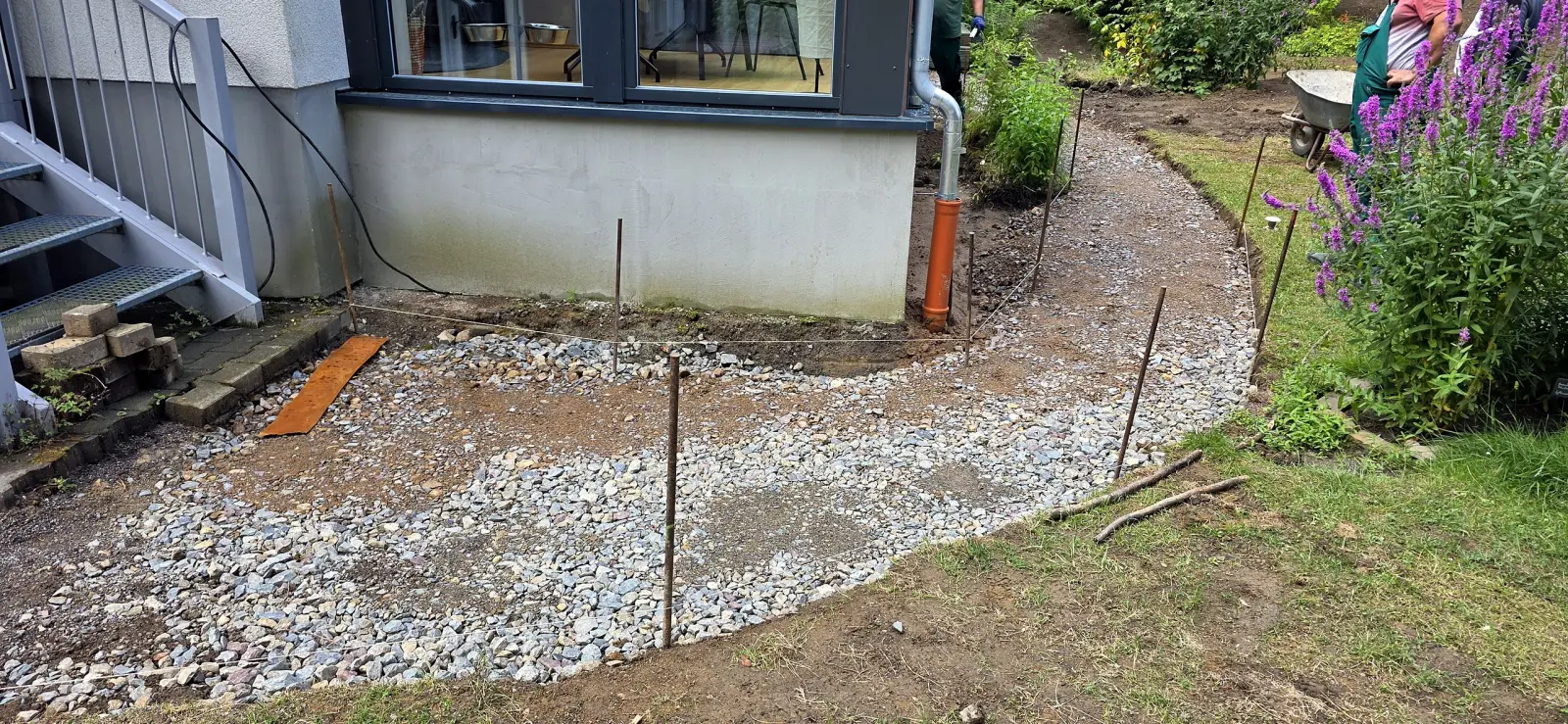 Vorher: Garten in Bochum mit Polygonalweg, Trockenmauern und Teich