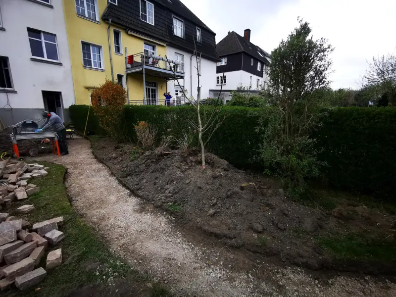 Baubeginn im April: Wege sind abgesteckt, Material liegt bereit