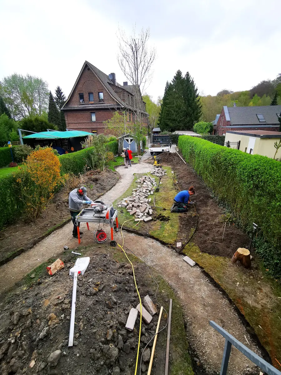 Vorher: Hinterhofgarten in Herne mit Kieswegen und Natursteinbeeten