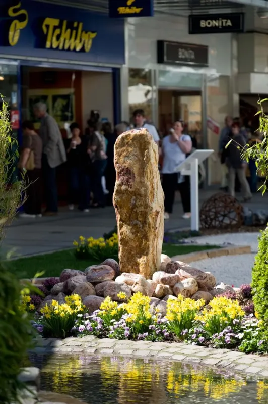 Quellstein aus Naturstein im Ausstellungsgarten von Brandschädel beim „Ruhrpark blüht auf“ in Bochum