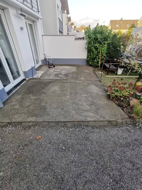 Ausgangslage: Fläche am Haus vor dem Umbau