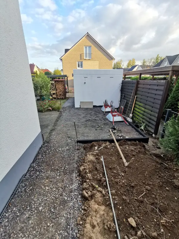 Ausgangslage: Schotterweg neben dem Haus