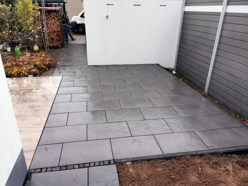 Anthrazitfarbene Platten mit Kleinpflasterkante