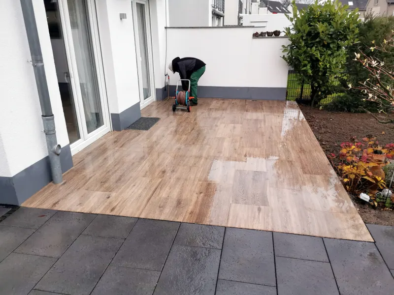 Terrasse aus Feinsteinzeug in Holzoptik wird gereinigt
