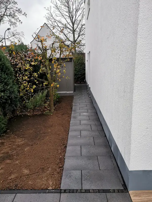 Plattenweg entlang der Hauswand