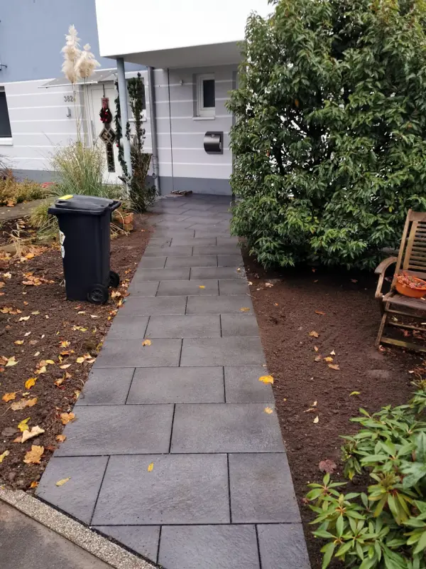 Plattenweg zum Hauseingang