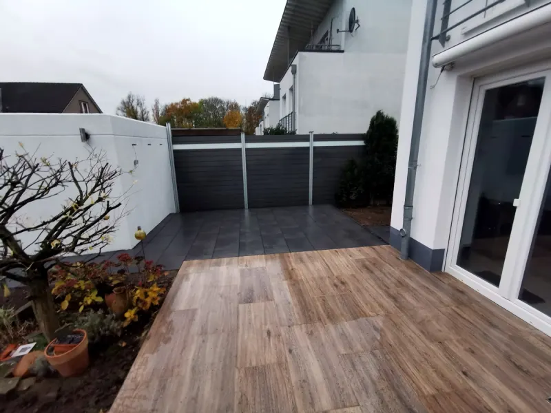 Fertige Terrasse mit Sichtschutz aus WPC