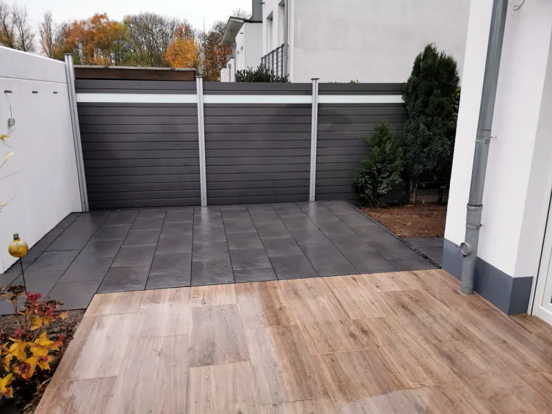 Terrasse in Holzoptik und Anthrazit, Blick vom Garten