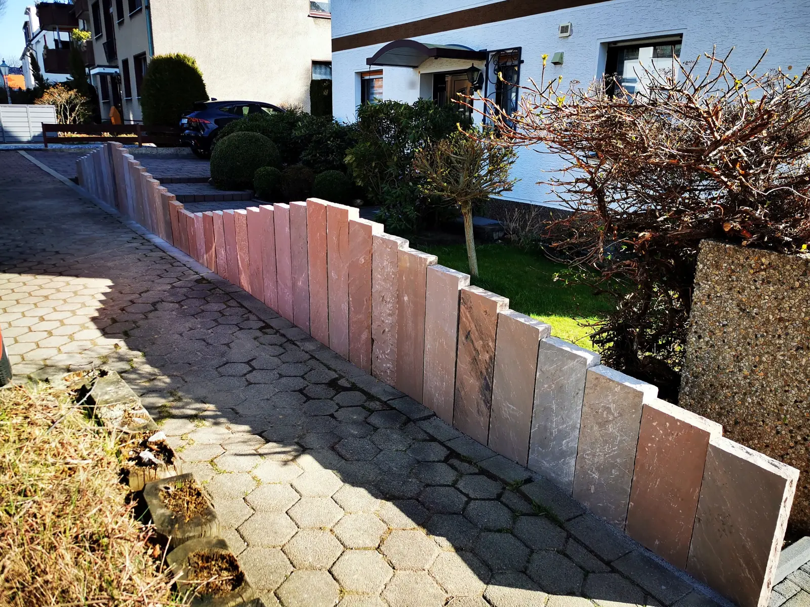 Vorher: Vorgarten in Dortmund mit Palisaden und Formgehölzen